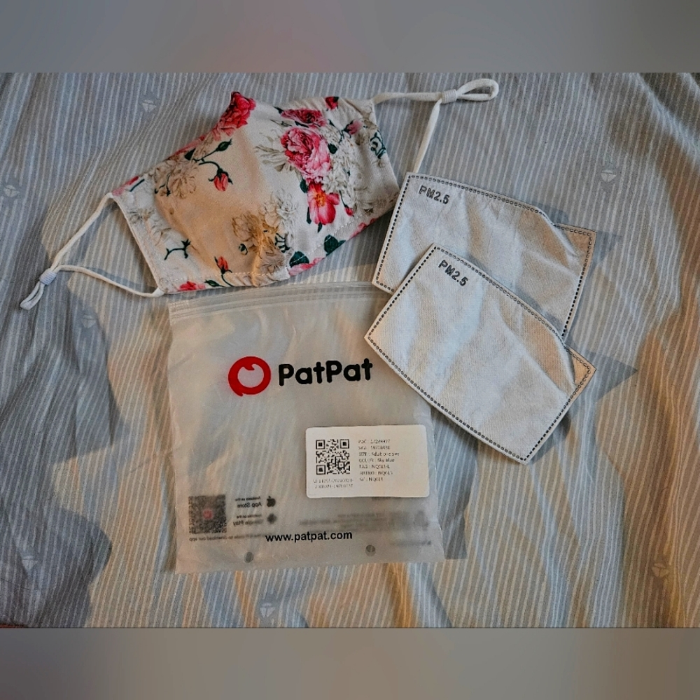 NWT petite mask and 2 inserts